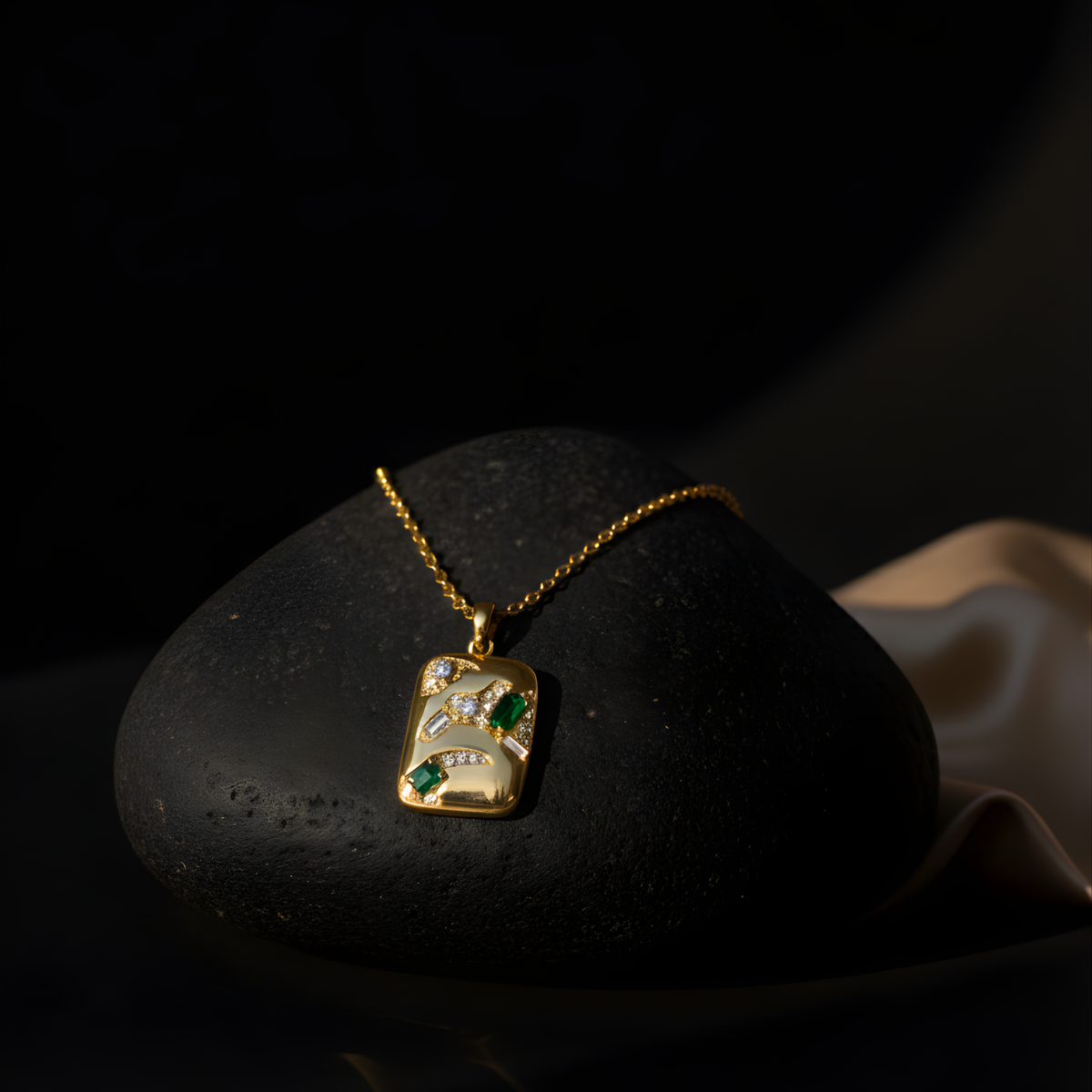 Golden Mist – Emerald Luxe Pendant Necklace