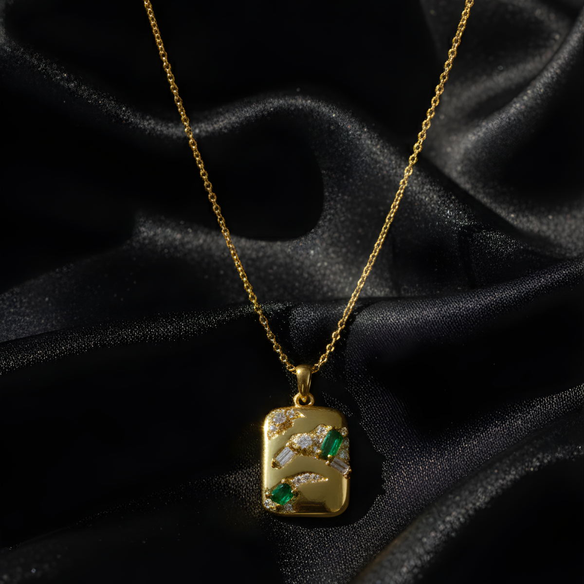 Golden Mist – Emerald Luxe Pendant Necklace